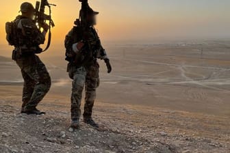 Soldaten des Kommando Spezialkräfte (KSK) sichern das Gelände nahe dem Camp Marmal im Norden Afghanistans.