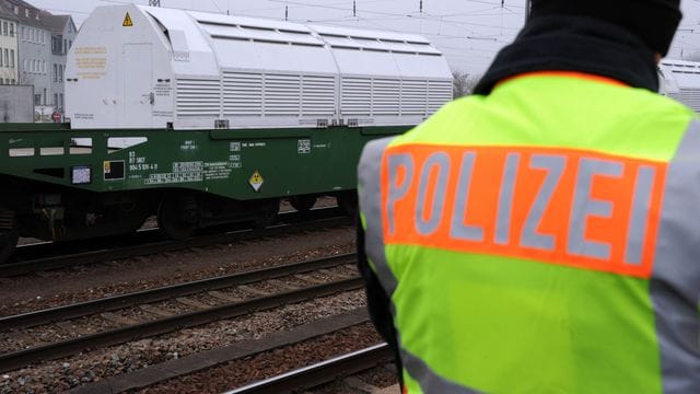 Transport von Castor-Behältern in Begleitung der Polizei.