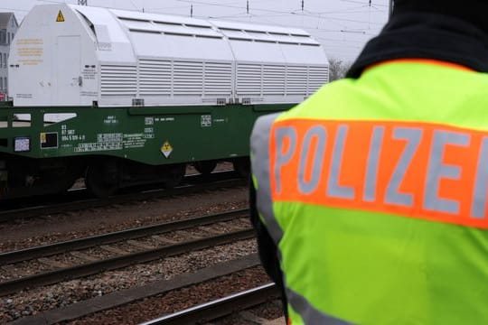 Transport von Castor-Behältern in Begleitung der Polizei.