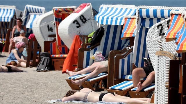 Urlauber am Ostseestrand in Kühlungsborn.