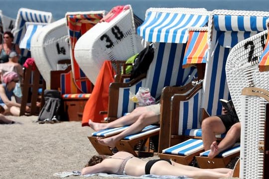 Urlauber am Ostseestrand in Kühlungsborn.