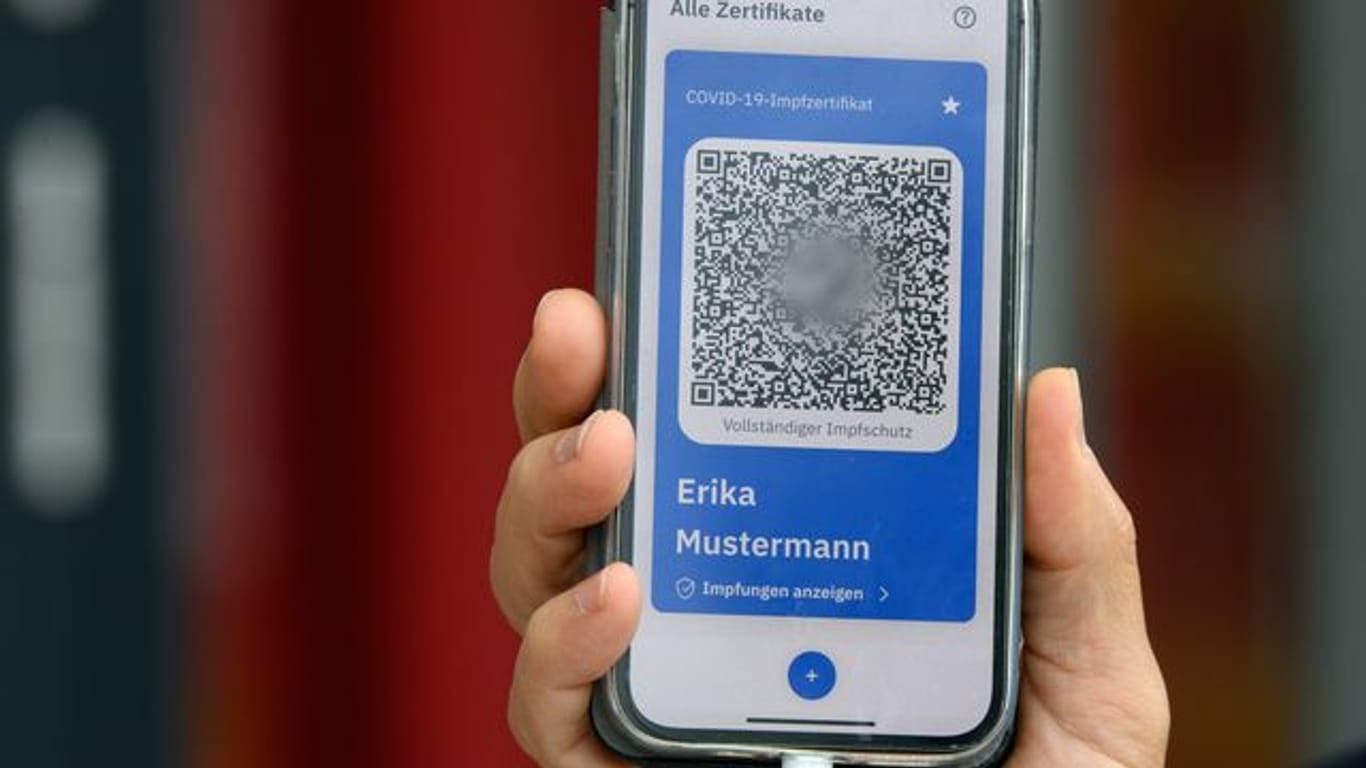 Den digitalen Nachweis soll man sich künftig direkt in Praxen oder Impfzentren erstellen lassen und dann per Smartphone nutzen können.