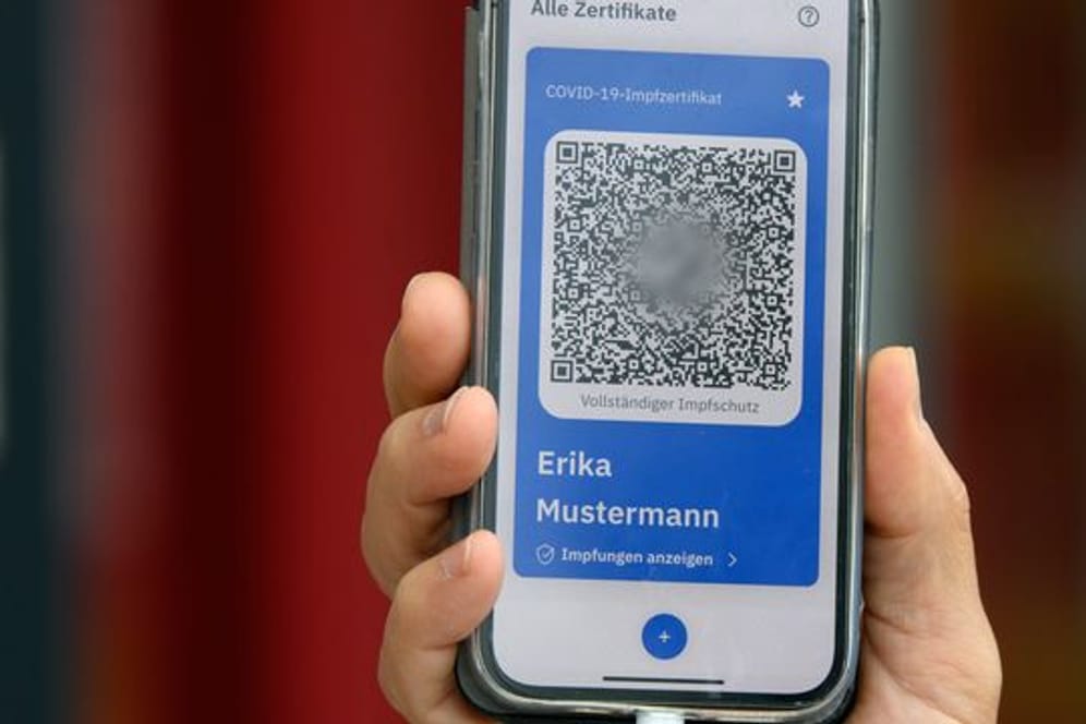 Den digitalen Nachweis soll man sich künftig direkt in Praxen oder Impfzentren erstellen lassen und dann per Smartphone nutzen können.