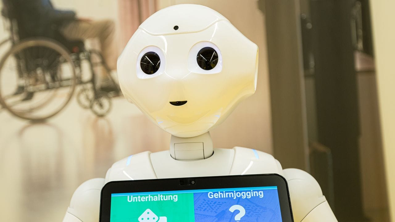 Auch Roboter, wie Pepper, kommen zunehmend im Pflegebereich und Krankenhäusern zum Einsatz.