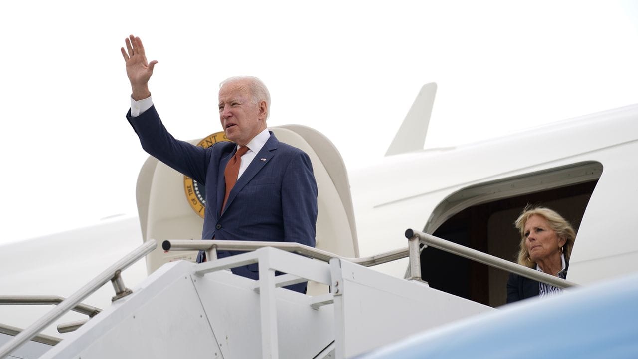 US-Präsident Joe Biden (rechts seine Frau Jill) kommt seiner ersten Auslandsreise als US-Präsident nach Europa.