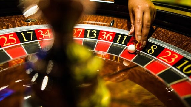 Ein spielsüchtige Nonne in Kalifornien soll über Jahre hinweg Hunderttausende Dollar veruntreut haben. Ein spielsüchtige Nonne in Kalifornien soll über Jahre hinweg Hunderttausende Dollar veruntreut haben.