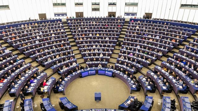 Mit dem fraktionsübergreifenden Entschließungsantrag aus dem Europaparlament soll der im Dezember 2020 vereinbarte Kompromiss zwischen den Staats- und Regierungschefs ausgehebelt werden.