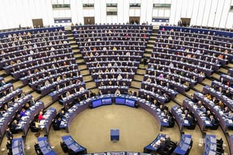 Mit dem fraktionsübergreifenden Entschließungsantrag aus dem Europaparlament soll der im Dezember 2020 vereinbarte Kompromiss zwischen den Staats- und Regierungschefs ausgehebelt werden.