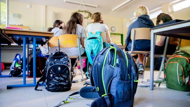 In den Schulen soll im Regelbetrieb unterrichtet werden - unabhängig davon, ob Schülerinnen und Schüler geimpft sind oder nicht. In den Schulen soll im Regelbetrieb unterrichtet werden - unabhängig davon, ob Schülerinnen und Schüler geimpft sind oder nicht.