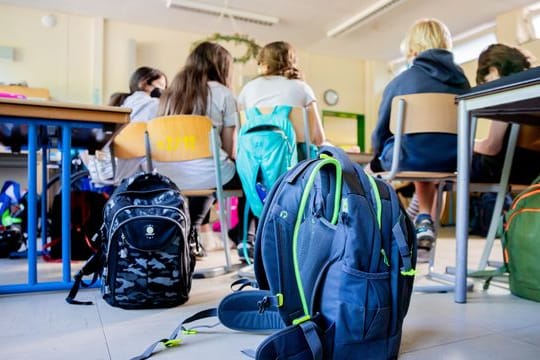 In den Schulen soll im Regelbetrieb unterrichtet werden - unabhängig davon, ob Schülerinnen und Schüler geimpft sind oder nicht.