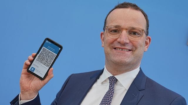 Jens Spahn präsentiert die App zum digitalen Impfpass.