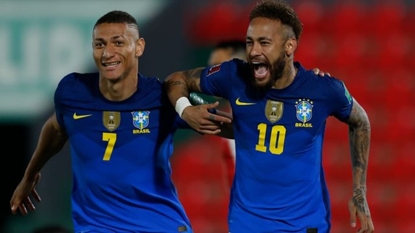 Führt Brasiliens Kader beim Copa América: Neymar (r) mit seinem Teamkollegen Richarlison.