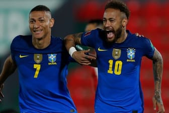 Führt Brasiliens Kader beim Copa América: Neymar (r) mit seinem Teamkollegen Richarlison.