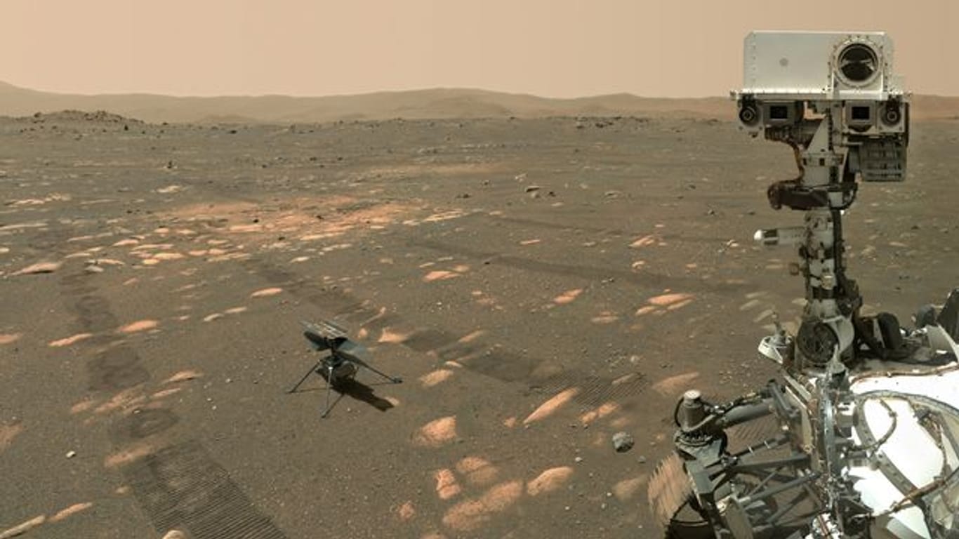 Der US-Rover "Perseverance" (r) neben dem Mini-Hubschrauber "Ingenuity" auf dem Mars.