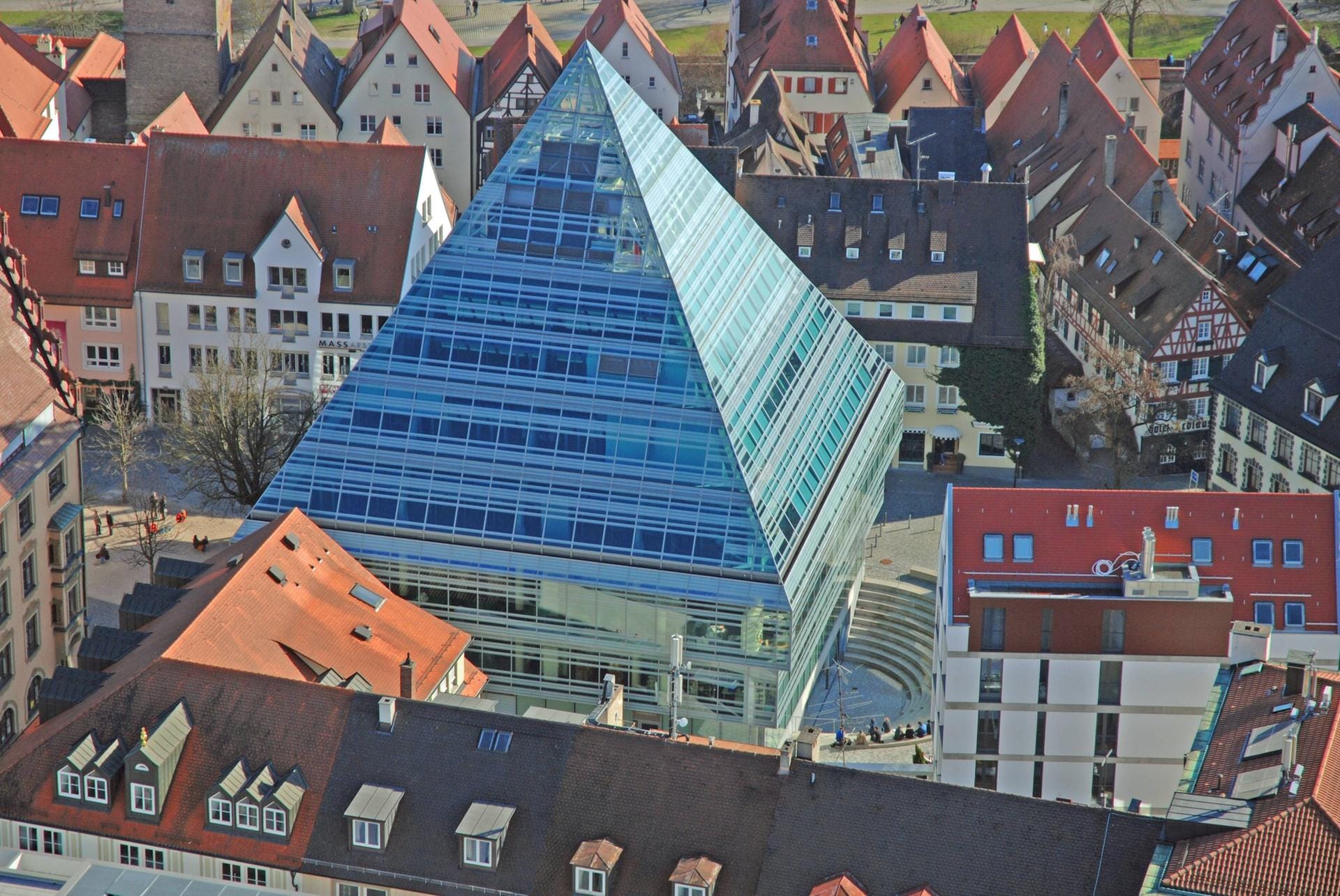 Ulm, Baden-Württemberg: Die neue Stadtbibliothek ist eine Pyramide aus Glas mitten in der Ulmer Altstadt.