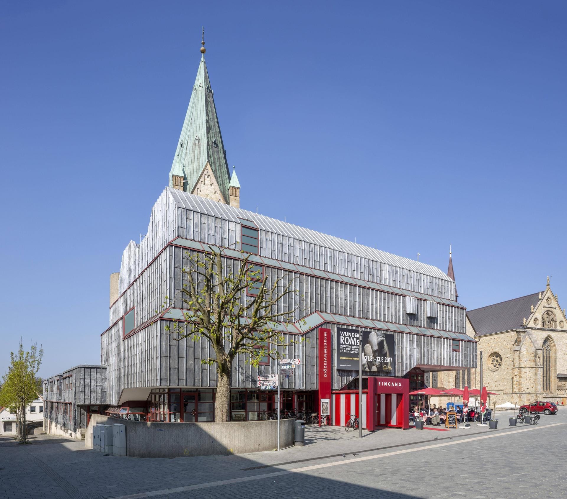 Paderborn, Nordrhein-Westfalen: Böhm gestaltete das Erzbischöfliche Diözesanmuseum, dahinter ist der Paderborner Dom zu sehen.