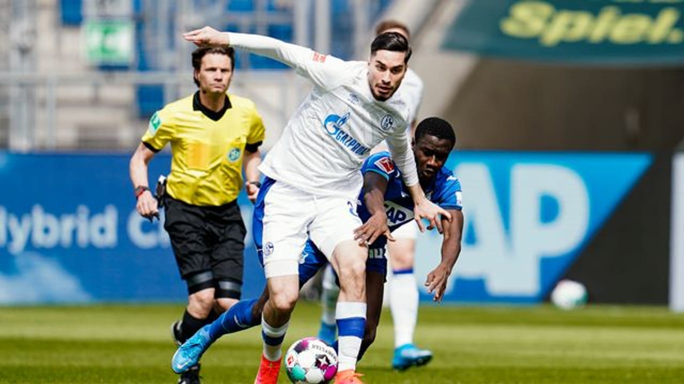 Der Schalker Suat Serdar (l) steht vo einem Wechsel zu Hertha BSC.