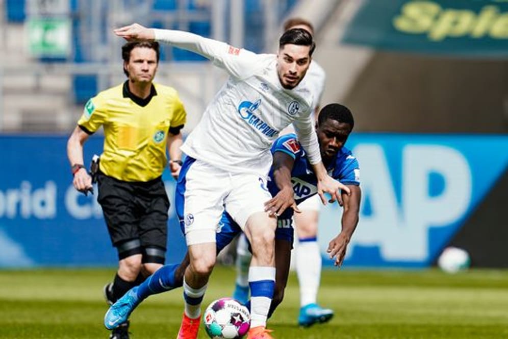 Der Schalker Suat Serdar (l) steht vo einem Wechsel zu Hertha BSC.