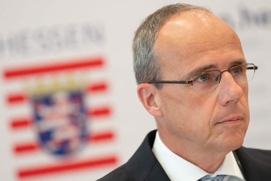 Hessens Innenminister Peter Beuth tritt nach dem Bekanntwerden von neuerlichen Rechtsextremismus-Vorwürfen gegen die hessische Polizei vor die Presse.