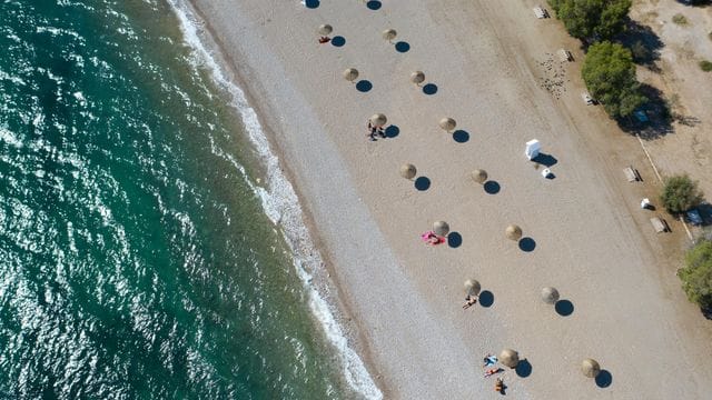 An einem Strand südlich von Athen: Griechenland empfängt bereits seit einigen Wochen wieder Touristen.