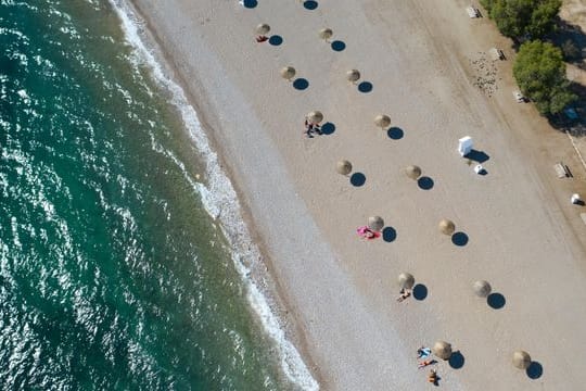 An einem Strand südlich von Athen: Griechenland empfängt bereits seit einigen Wochen wieder Touristen.