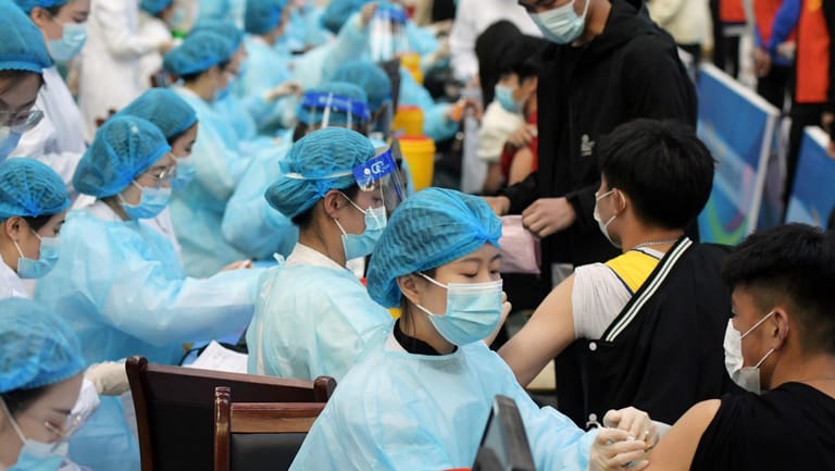 Massenhafte Impfungen in China: Das bevölkerungsreichste Land der Welt gibt nun Gas beim Impfen.