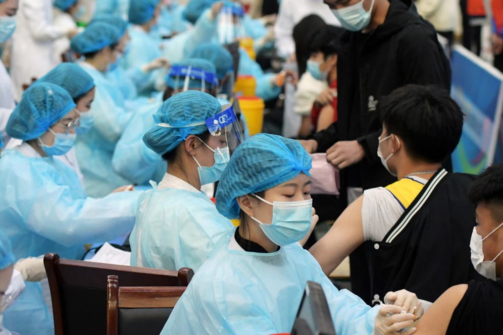 Massenhafte Impfungen in China: Das bevölkerungsreichste Land der Welt gibt nun Gas beim Impfen.