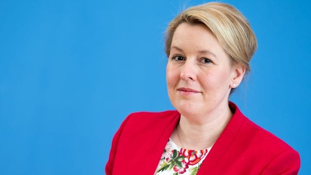 Erst trat sie zurück, jetzt verliert sie ihren Doktortitel: Franziska Giffey. Erst trat sie zurück, jetzt verliert sie ihren Doktortitel: Franziska Giffey.