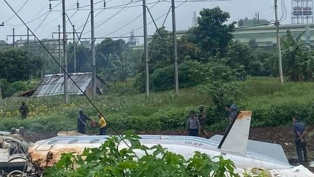 Soldaten am Absturzort nahe Mandalay: Die Maschine soll bei schlechtem Wetter abgestürzt sein.