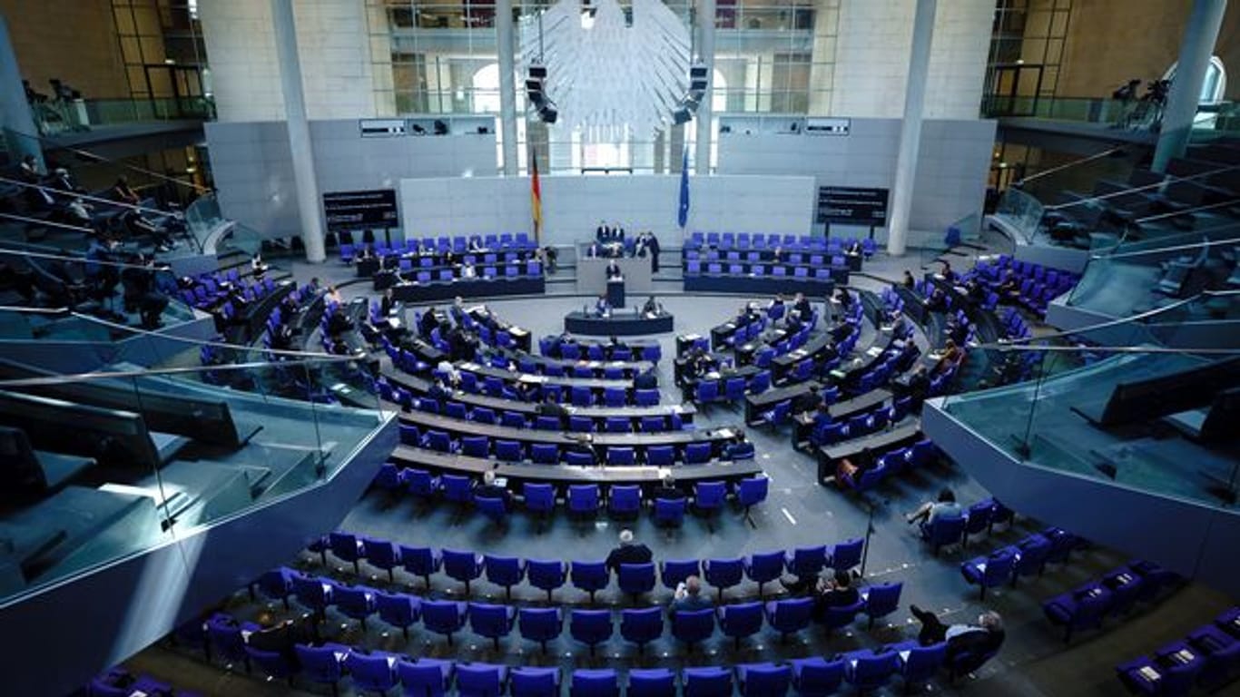 Peter Tschentscher (SPD, am Rednerpult), Erster Bürgermeister von Hamburg, spricht bei der Sitzung des Bundestags zu den Abgeordneten.