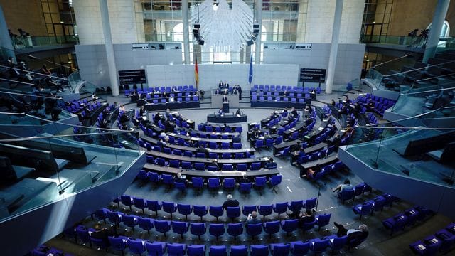 Peter Tschentscher (SPD, am Rednerpult), Erster Bürgermeister von Hamburg, spricht bei der Sitzung des Bundestags zu den Abgeordneten. Peter Tschentscher (SPD, am Rednerpult), Erster Bürgermeister von Hamburg, spricht bei der Sitzung des Bundestags zu den Abgeordneten.
