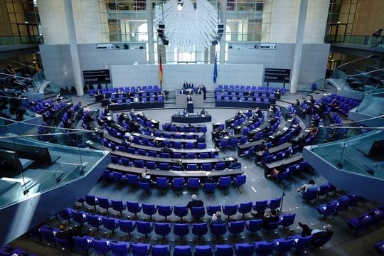 Peter Tschentscher (SPD, am Rednerpult), Erster Bürgermeister von Hamburg, spricht bei der Sitzung des Bundestags zu den Abgeordneten.