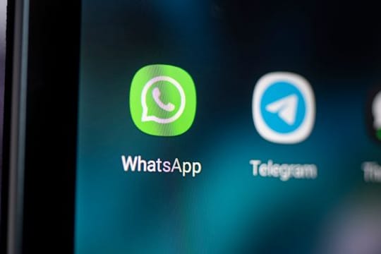 Auf verschlüsselte Kommunikation in Messenger-Diensten soll der Verfassungsschutz entgegen scharfer Kritik künftig stärker zugreifen dürfen.