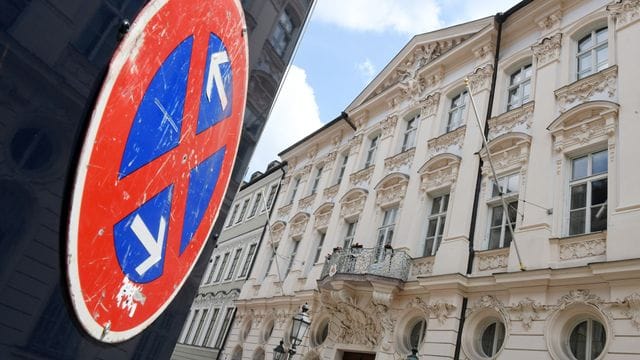 Ein Halteverbotsschild vor dem Erzbischöflichen Ordinariat der katholischen Kirche in München. Ein Halteverbotsschild vor dem Erzbischöflichen Ordinariat der katholischen Kirche in München.