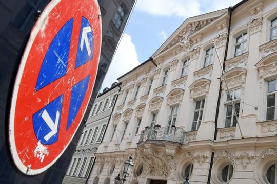 Ein Halteverbotsschild vor dem Erzbischöflichen Ordinariat der katholischen Kirche in München.