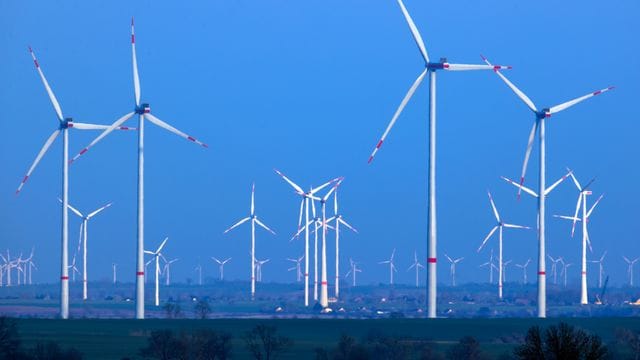 Beim Bau von Stromleitungen von vor allem im Norden produziertem Windstrom in den Süden gibt es Verzögerungen. Beim Bau von Stromleitungen von vor allem im Norden produziertem Windstrom in den Süden gibt es Verzögerungen.