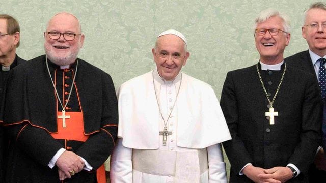 Papst Franziskus (M) lehnte den Rücktritt von Kardinal Marx (l) überraschend ab. Papst Franziskus (M) lehnte den Rücktritt von Kardinal Marx (l) überraschend ab.
