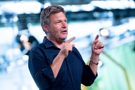 Co-Parteichef Robert Habeck beim Parteitag zu den Delegierten.