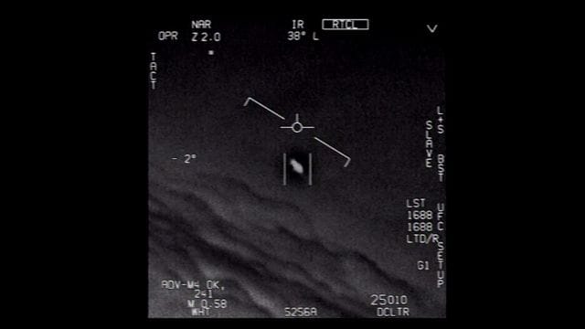 Das Standbild eines vom US-Verteidigungsministerium veröffentlichten Videos zeigt ein unidentifiziertes Flugobjekt, das von Piloten der US-Marine gesichtet wurde. Das Standbild eines vom US-Verteidigungsministerium veröffentlichten Videos zeigt ein unidentifiziertes Flugobjekt, das von Piloten der US-Marine gesichtet wurde.