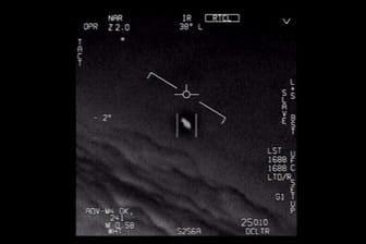 Das Standbild eines vom US-Verteidigungsministerium veröffentlichten Videos zeigt ein unidentifiziertes Flugobjekt, das von Piloten der US-Marine gesichtet wurde.