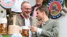 Karl-Heinz Rummenigge (l) und Thomas Müller auf dem Oktoberfest in München.