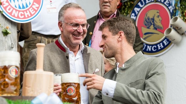 Karl-Heinz Rummenigge (l) und Thomas Müller auf dem Oktoberfest in München.