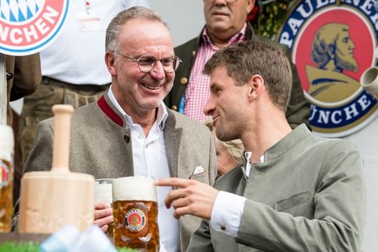 Karl-Heinz Rummenigge (l) und Thomas Müller auf dem Oktoberfest in München.