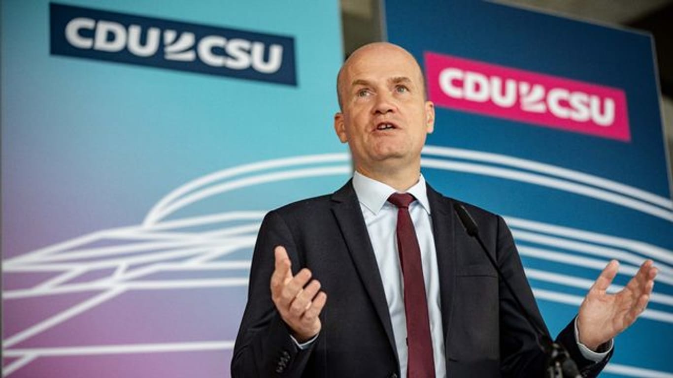 Ralph Brinkhaus, Vorsitzender der CDU/CSU Bundestagsfraktion, spricht bei einem Pressetermin vor Beginn der Sitzung der CDU/CSU Bundestagsfraktion.