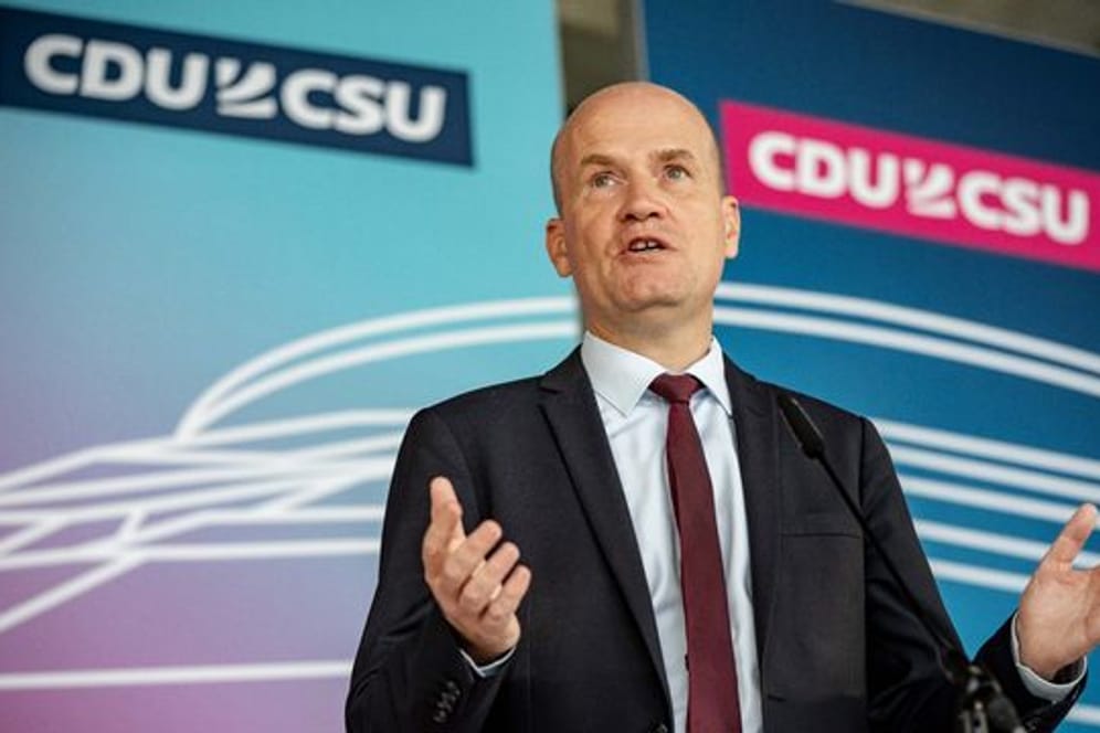 Ralph Brinkhaus, Vorsitzender der CDU/CSU Bundestagsfraktion, spricht bei einem Pressetermin vor Beginn der Sitzung der CDU/CSU Bundestagsfraktion.
