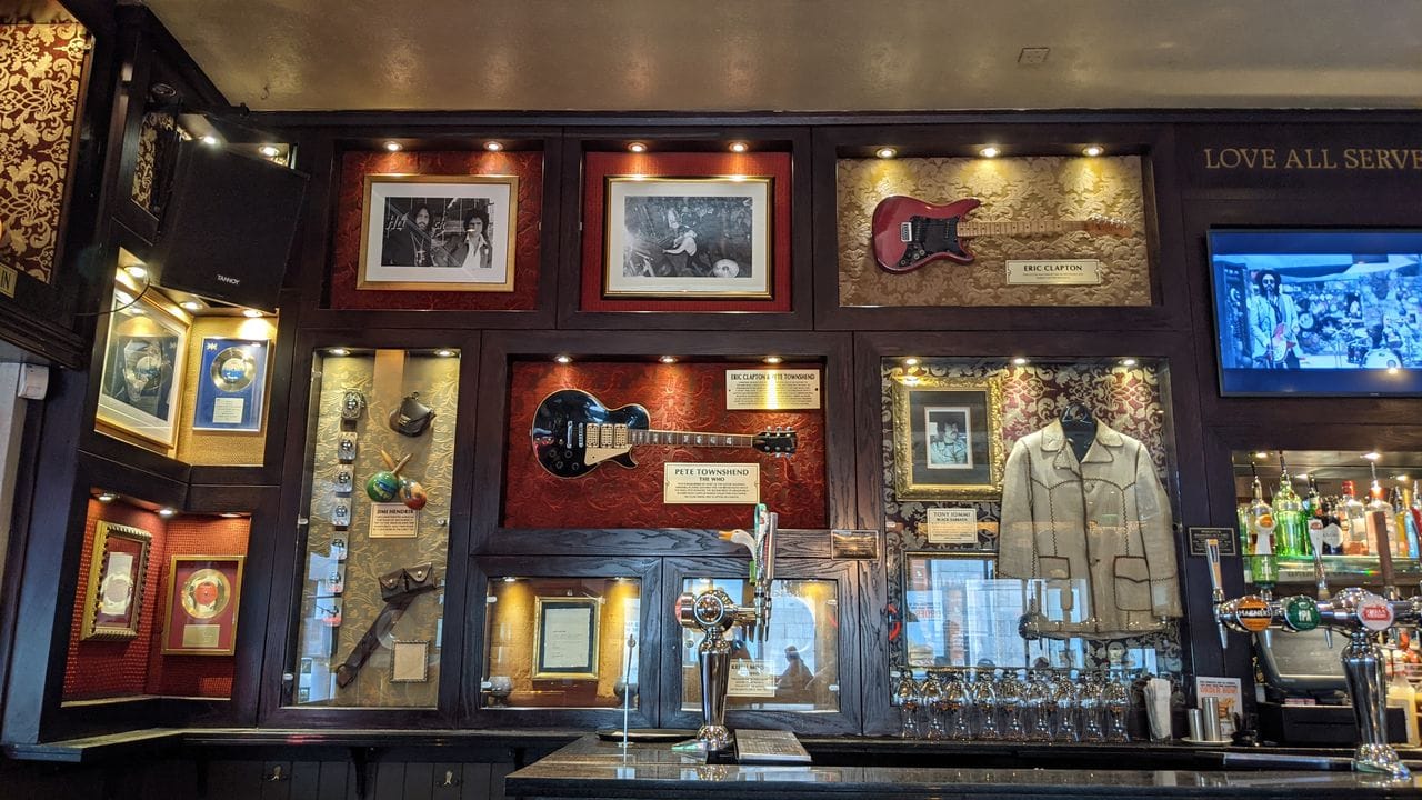 Die Gitarren von Eric Clapton (oben rechts) und Pete Townshend (M) waren die ersten im Hard Rock Cafe London. Die Gitarren von Eric Clapton (oben rechts) und Pete Townshend (M) waren die ersten im Hard Rock Cafe London.
