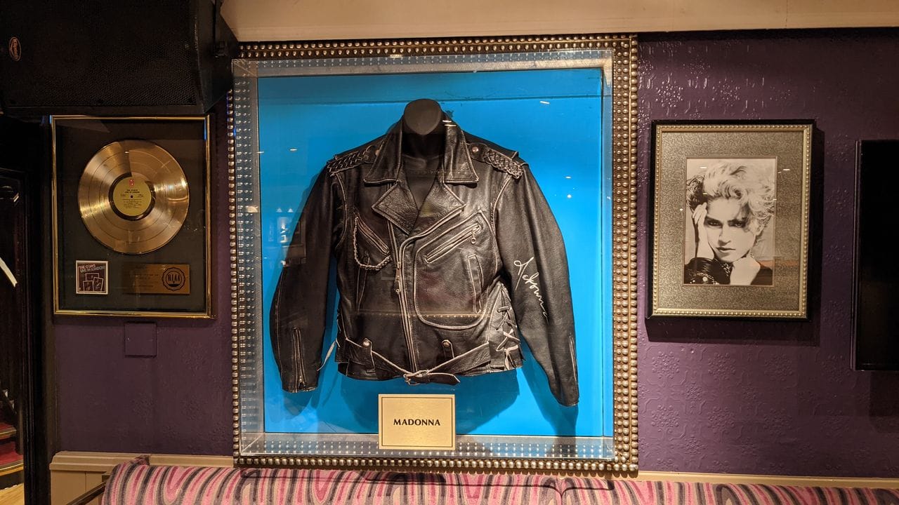 Eine Lederjacke von Sängerin Madonna im Londoner Hard Rock Cafe in der Old Park Lane. Eine Lederjacke von Sängerin Madonna im Londoner Hard Rock Cafe in der Old Park Lane.