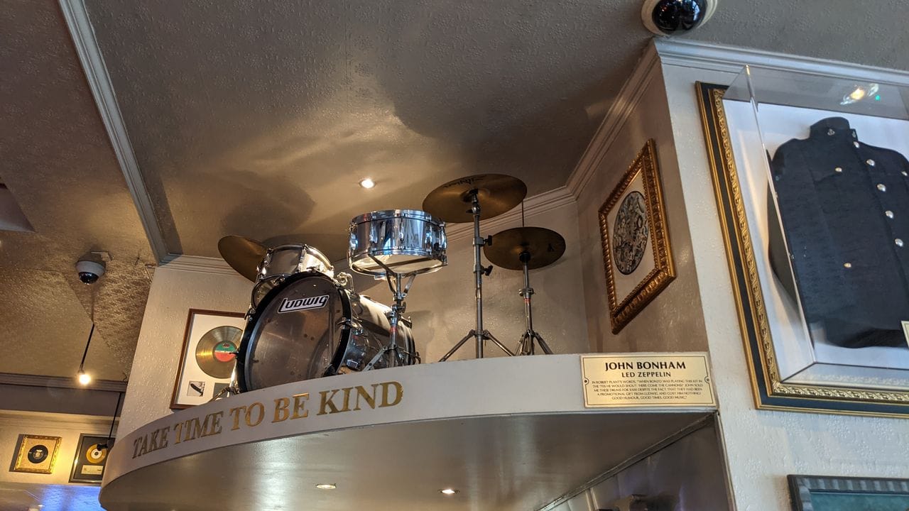 Das Schlagzeug von Led-Zeppelin-Drummer John Bonham im Londoner Hard Rock Cafe. Das Schlagzeug von Led-Zeppelin-Drummer John Bonham im Londoner Hard Rock Cafe.