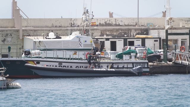 Beamte der Guardia Civil, die an der Suche nach der jüngeren Schwester und dem Vater des tot aufgefundenen Mädchens beteiligt sind, treffen im Hafen von Santa Cruz de Tenerife ein.