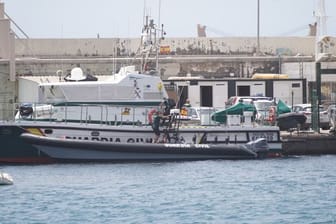 Beamte der Guardia Civil, die an der Suche nach der jüngeren Schwester und dem Vater des tot aufgefundenen Mädchens beteiligt sind, treffen im Hafen von Santa Cruz de Tenerife ein.